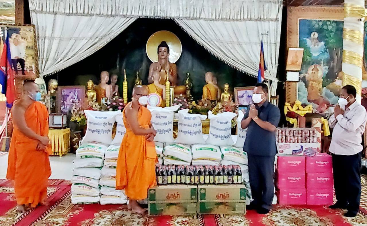 អំណោយអភិបាលរាជធានីភ្នំពេញ ប្រគេនព្រះសង្ឃ និង ចែកជូនតាជី យាយជី បញ្ញវ័ន្តក្មេងវត្ត ដែលកំពុងធ្វើចត្តាឡីស័ក នៅវត្តនន្ទមុនី