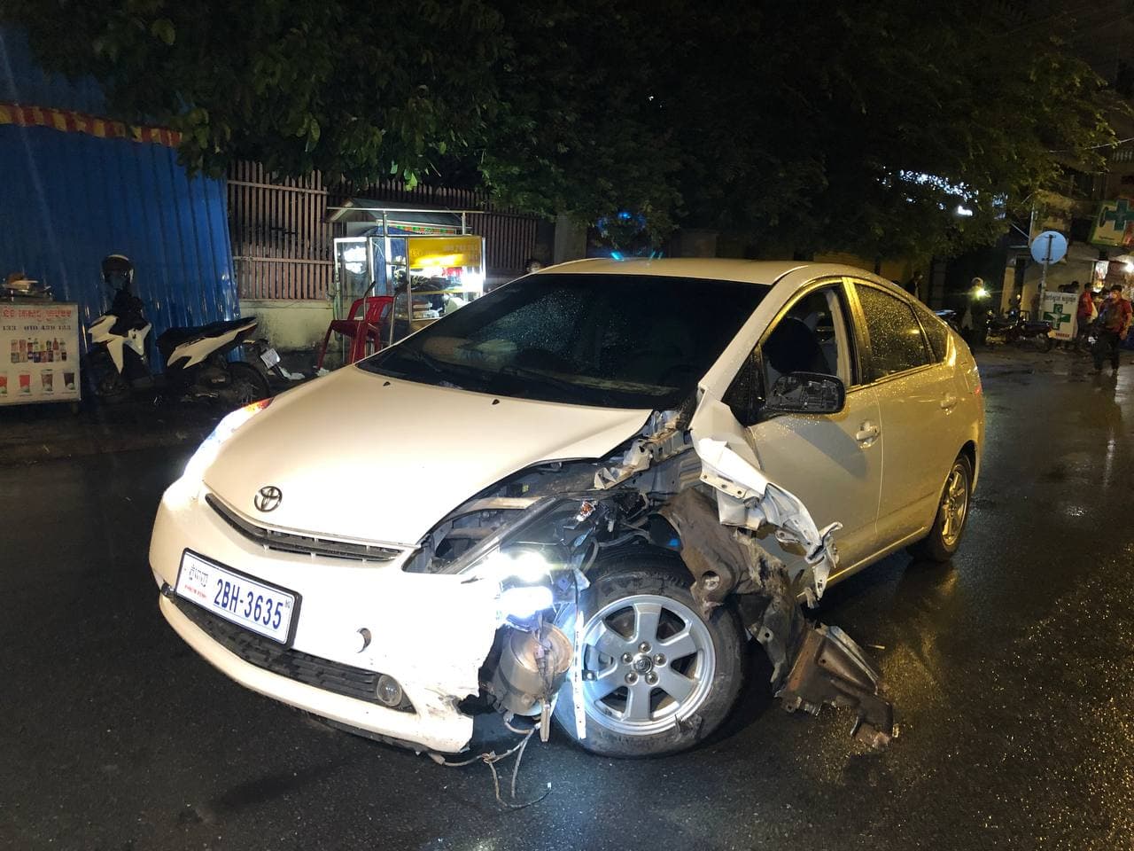 រថយន្ត Prius បុកឡាំប្រឺតា ក្បែរប៉ុស្ដិ៍ទឹកល្អក់២ បណ្ដាលឲ្យប្រុសស្រី២នាក់ រងរបួសធ្ងន់