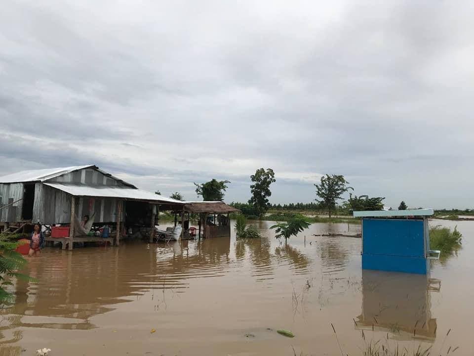 កម្លាំងកងទ័ព ជួយជន្លៀសប្រជាពលរដ្ឋ ពីតំបន់អូរព្រំដែន និងតំបន់​អភិវឌ្ឍន៍បឹងជង្រុកតេជោឈ្នះឈ្នះ ក្នុងស្រុកម៉ាឡៃ ខណៈជំនន់​ទឹក​ភ្លៀងជនឡើងលឿន