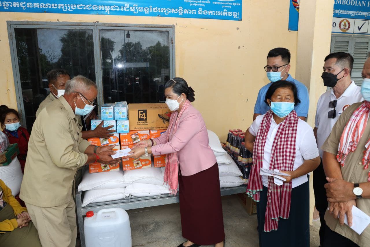 លោកជំទាវកិត្តិសង្គហបណ្ឌិត ម៉ែន សំអន អញ្ជើញចុះសួរសុខទុក្ខ និងឧបត្ថម្ភដល់ប្រជាពលរដ្ឋចំនួន ១១០គ្រួសារ និងសមាជិកក្រុមប្រឹក្សា ៣៩រូប មកពី៤ឃុំ