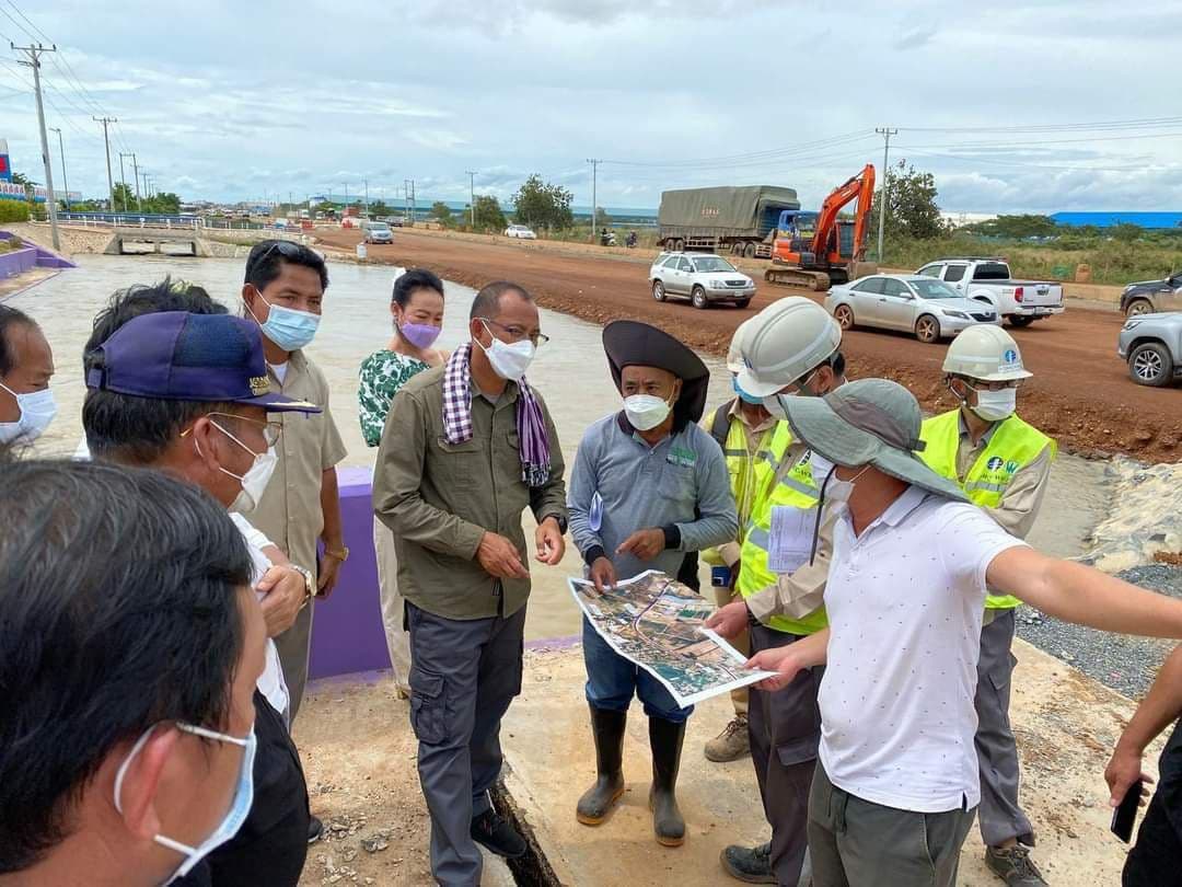 ឯកឧត្តម ស៊ុន សុវណ្ណារិទ្ធ អភិបាលខេត្តកំពង់ឆ្នាំងបានដឹកនាំក្រុមការងារ ចុះពិនិត្យមើលស្ថានភាពផ្លូវជាតិលេខ ៥ ចន្លោះគីឡូម៉ែត្រលេខ ៤០