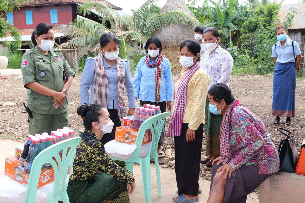 ប្រជាពលរដ្ឋជួបការលំបាក ចំនួន ៥គ្រួសារ បានទទួលអំណោយ ពីលោកជំទាវ អនហេង លក្ខិណា ប្រធានគណ:កម្មាធិការពិគ្រោះយោបល់កិច្ចការស្ត្រី និងកុមារ ខេត្តកំពង់ចាម