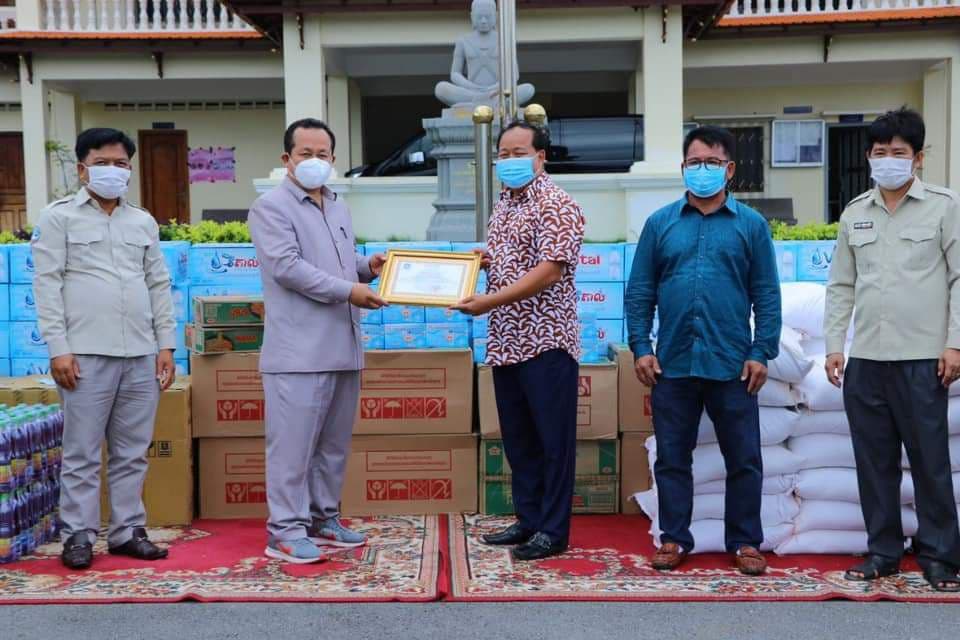 អភិបាលខេត្ត កែប បានអញ្ជើញទទួល អំណោយឧបត្ថម្ភពី លោក ឡេង ជីន និងភរិយា