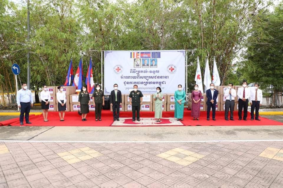 កាកបាទក្រហមកម្ពុជា ប្រគល់ម៉ាស់ចំនួន ៦០កេស (ស្មើនឹង ២១ម៉ឺនម៉ាស់) ជូនដល់មន្ទីរពេទ្យចំនួន ៣ ក្នុងរាជធានីភ្នំពេញ