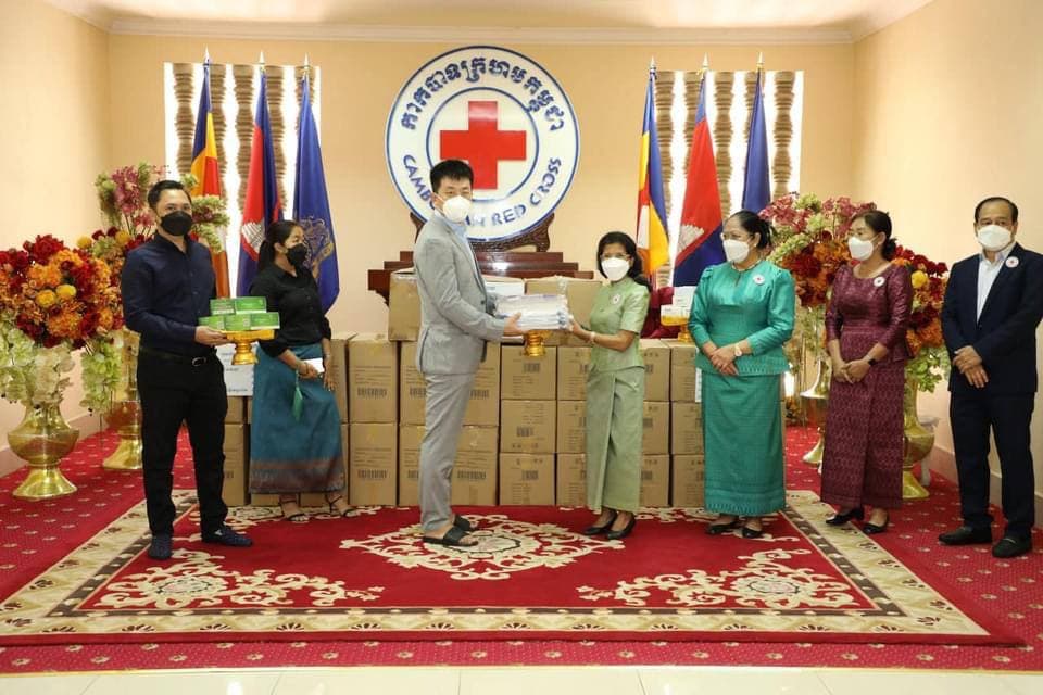 ក្រុមហ៊ុន អភិរូហ៍ អុិនវេសម៉ិន ឯ.ក ឧបត្ថម្ភម៉ាស៊ីនវាស់កម្តៅ ម៉ាស់ របាំងមុខ និងឧបករណ៍ធ្វើតេស្តរហ័ស ដល់កាកបាទក្រហមកម្ពុជា