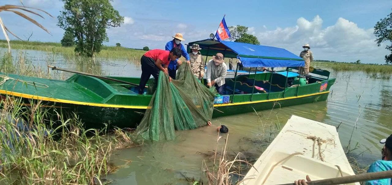 កម្លាំងសមត្តកិច្ចចម្រុះ ចុះបង្ក្រាបរបាំងស្បៃមុង និង របាំងសាច់អួន ចាក់លែងកូនត្រីចម្រុះប្រមាណជាង 350គីឡូក្រាមចូលទន្លេវិញ នៅក្នុងស្រុកកំពង់លែង