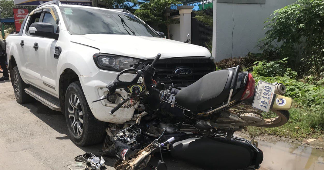 រថយន្ត Ford បើកបុកអ្នកជិះម៉ូតូ ២គ្រឿងរបួសធ្ងន់ ២នាក់នៅកៀនស្វាយ