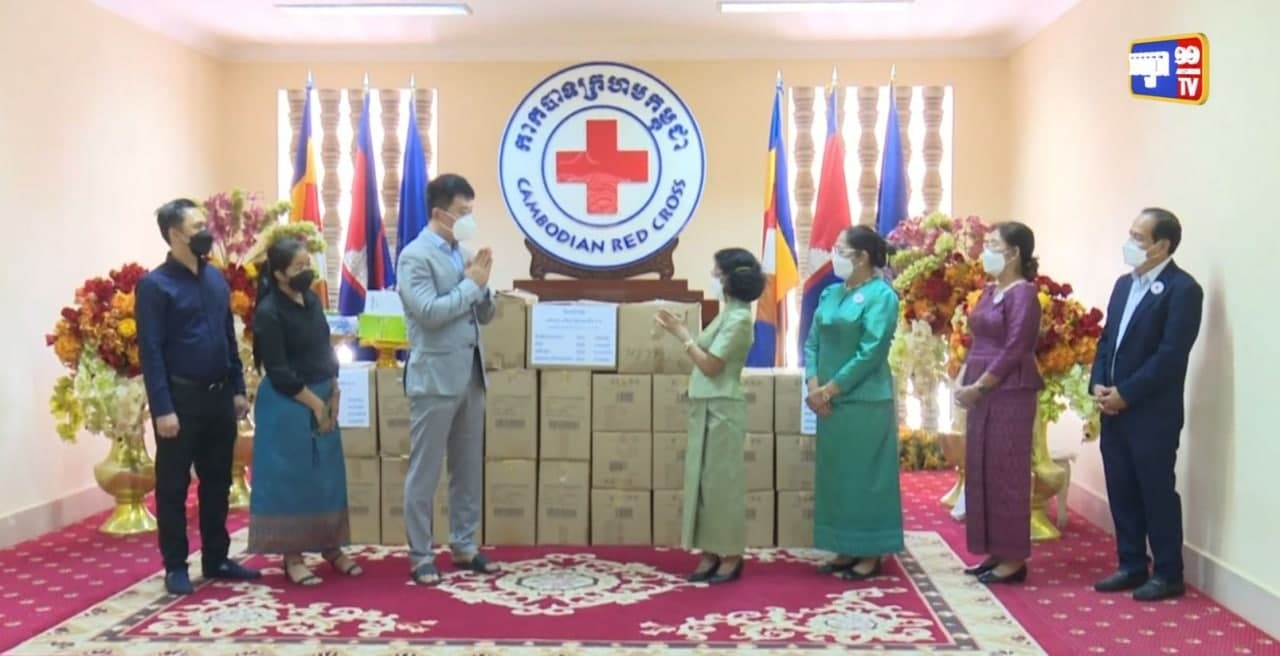 ក្រុមហ៊ុន អភិរូហ៍ អ៊ិនវេសម៉ិន ឯ.ក (APHIRU INVESTMENT CO., LTD) ឧបត្ថម្ភម៉ាស៊ីនវាស់កម្តៅ ម៉ាស់ របាំងមុខ និងឧបករណ៍ធ្វើតេស្តរហ័ស ដល់កាកបាទក្រហមកម្ពុជា (Video Inside)