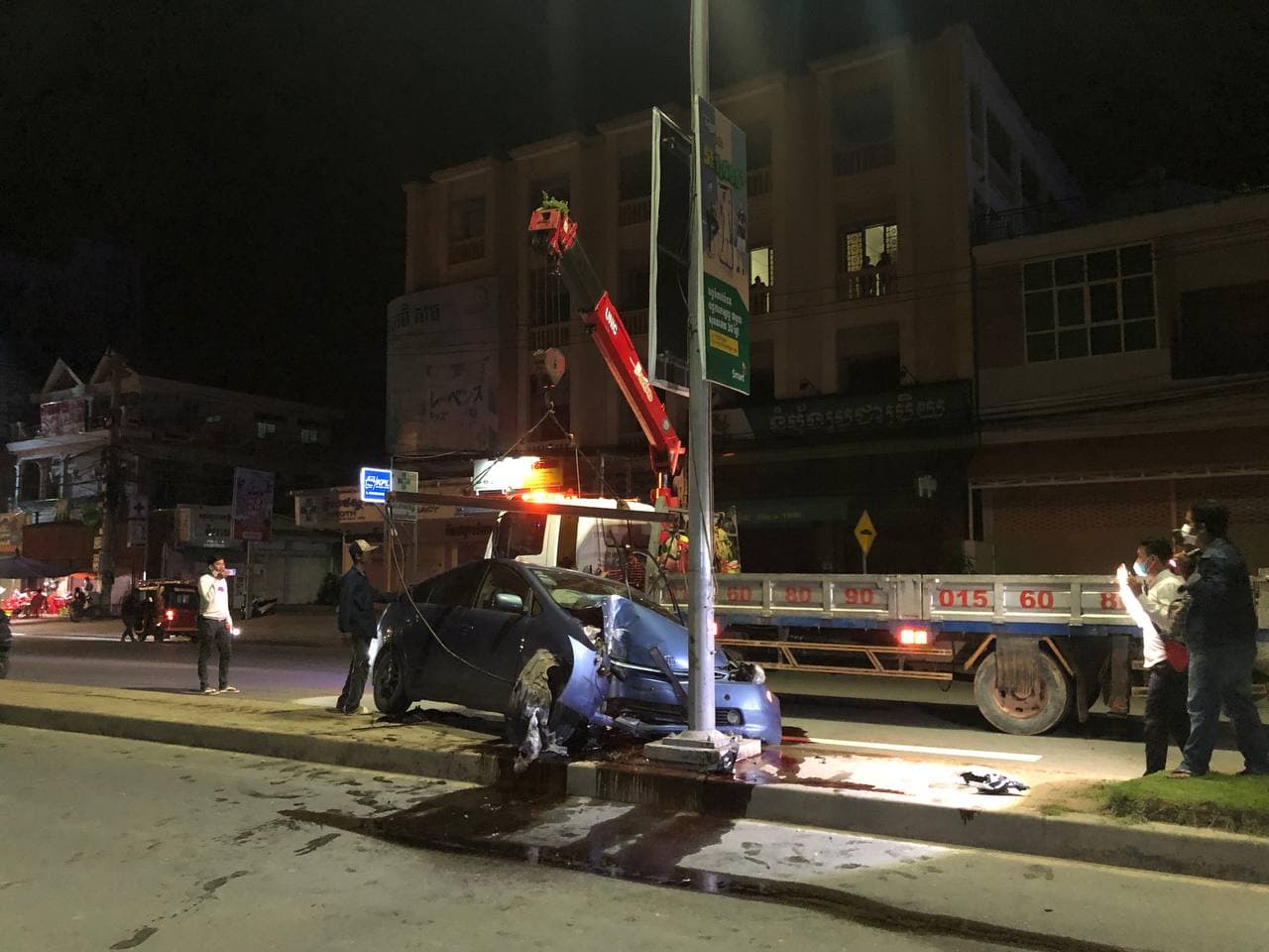 រថយន្ត Prius បុកទ្រូងផ្លូវហេីយហោះទៅបុកបង្គោលភ្លេីងបន្ថែមទៀតបណ្ដាលឲ្យខ្ទេចមួយកំណាត់មុខ