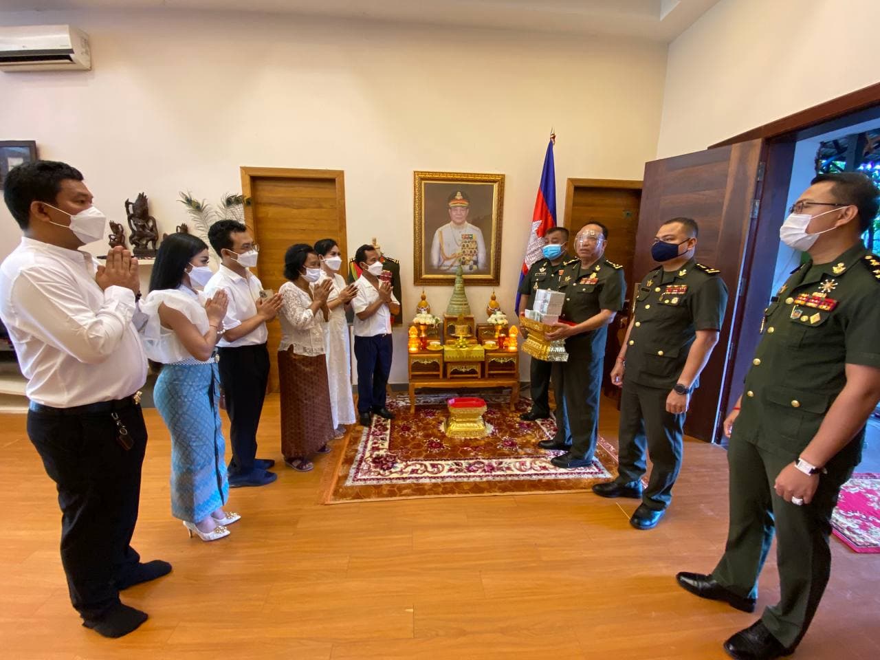 ឯកឧត្តម សៅ សារឿន ប្រគល់ថវិកាជាង ៣០ លានរៀល ជូនគ្រួសារសពឯកឧត្តម ហ៊ឹម ណន ជានាយករងទីចាត់ការបំភ័ន្ធអក្ខរអគ្គបញ្ជាការនៃកងយោធពលខេមរភូមិន្ទ