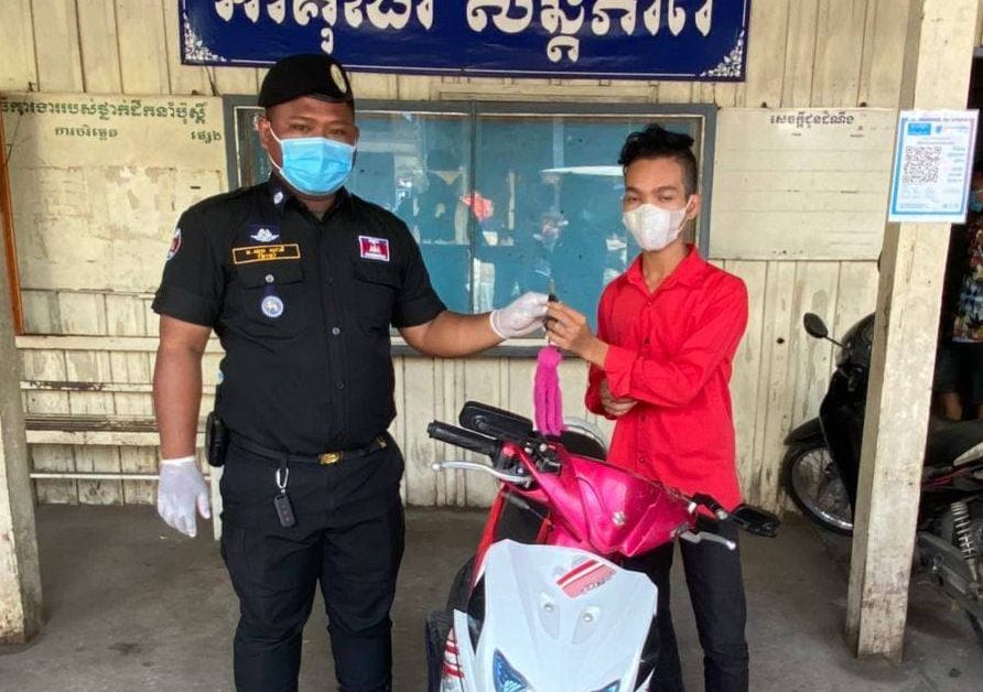 ឃេីញម៉ូតូគេ ចតទុកមុខបន្ទប់ទំនងពេក ក៏លួចបណ្ដេីរចេញត្រូវម្ចាស់ឃេីញទាន់ស្រែកផ្អេីលដល់ពលរដ្ឋចាប់ប្រគល់ឲ្យប៉ូលីស