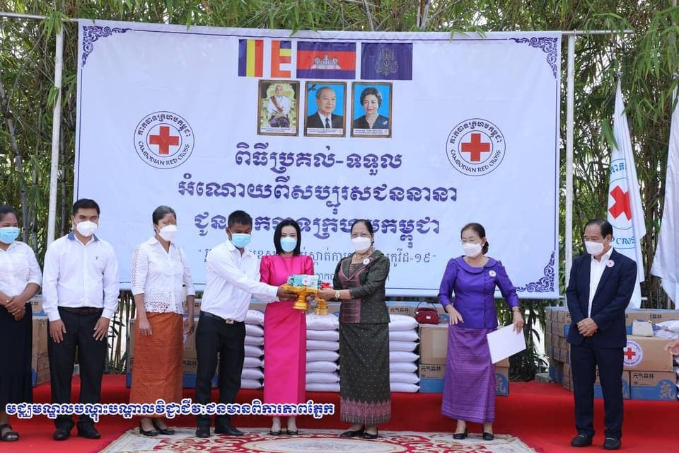 លោកជំទាវ ម៉ែន នារីសោភ័គ ជួបសំណេះសំណាល និងផ្តល់អំណោយមនុស្សធម៌ ជូនអង្គការចំនួន៣