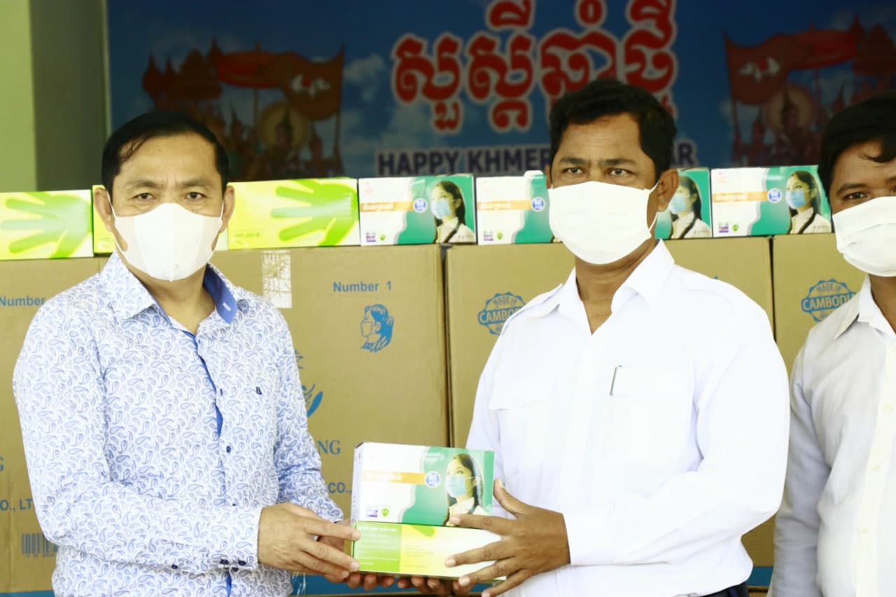 រដ្ឋបាលខេត្តសៀមរាប ប្រគល់សម្ភារៈ​ប្រយុទ្ធ​ប្រឆាំង នឹងជម្ងឺកូវិដ១៩ ជូនដល់លេខាធិការ​ដ្ឋាន​រៀបចំការបោះឆ្នោតខេត្ត
