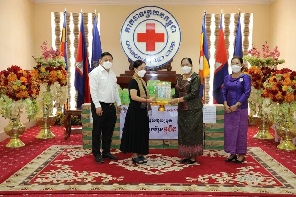 ក្រុមហ៊ុន គីណូ ឃ៊ែរ ខនស៊ូមមឺ (ខេមបូឌៀ) ឧបត្ថម្ភភេសជ្ជៈ និងសម្ភារមួយចំនួន ដល់កាកបាទក្រហមកម្ពុជា