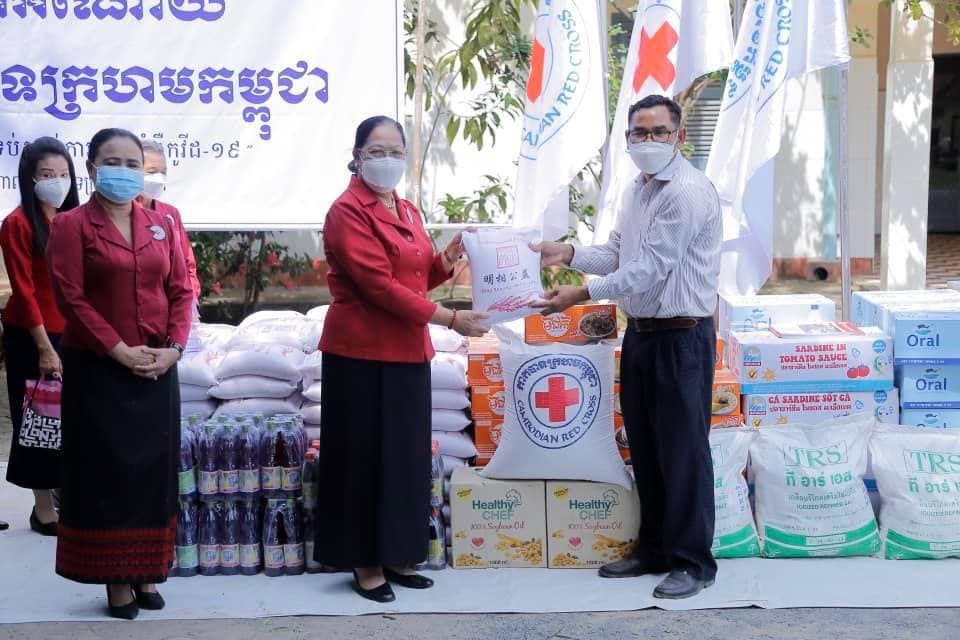 មជ្ឈមណ្ឌលកុមារកំព្រាខេត្តកំពង់ស្ពឺ និងមណ្ឌលកុមារកំព្រាព្រៃជុំ ទទួលបានអំណោយមនុស្សធម៌ ពី កាកបាទក្រហមកម្ពុជា