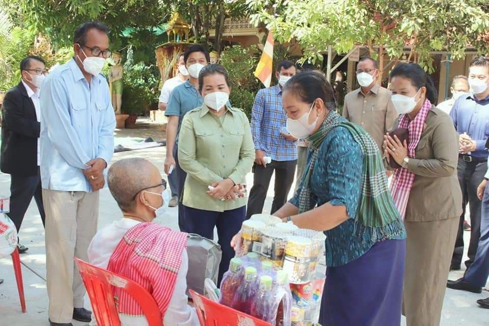 លោកជំទាវជូ ប៊ុនអេង អញ្ជើញសួរសុខទុក្ខដល់ប្រជាពលរដ្ឋ រងផលប៉ះពាល់ដោយជំងឺកូវីដ-១៩ និងរងគ្រោះដោយសារទឹកជំនន់ទឹកភ្លៀងចំនួន ១២០គ្រួសារ