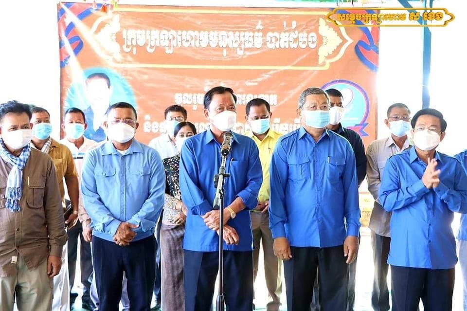 អំណោយសម្តេចក្រឡាហោម និងលោកជំទាវត្រូវបានថ្នាក់ដឹកនាំក្រុមការងារចុះជួយមូលដ្ឋាន ខេត្តបាត់ដំបងយកទៅចែកជូនដល់ប្រជាពលរដ្ឋខ្វះខាតក្នុងជីភាពចំនួន១៥០គ្រួសារនៅក្នុងស្រុកមោងឬស្សី