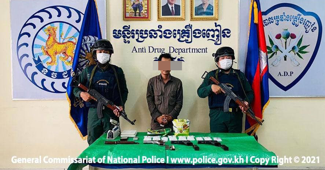 សមត្ថកិច្ចជំនាញ នៃមន្ទីរប្រឆាំងបទល្មើសគ្រឿងញៀនបង្ហាញមុខជនសង្ស័យម្នាក់ និងគ្រឿងញៀនជិត ១គីឡូក្រាម