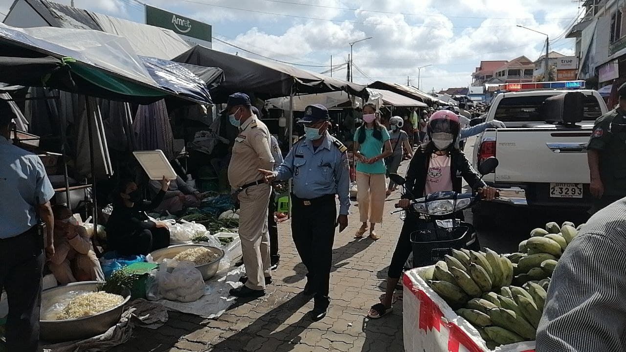 រដ្ឌបាលក្រុងកំពង់ឆ្នាំងប្រើវិធានការក្តៅ លើអាជីវករ លក់ដូរខាងក្រៅផ្សារ គ្មានសណ្ដាប់ធ្នាប់