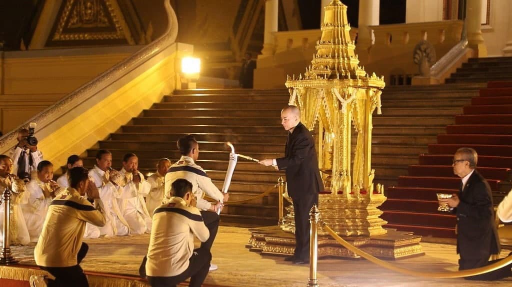 ព្រះមហាក្សត្រខ្មែរ នឹងយាងដឹកនាំព្រះរាជពិធីសុំភ្លើងអាទិទេព នៅប្រាសាទអង្គរវត្ត សម្រាប់បើកព្រឹត្តការណ៍ស៊ីហ្គេម ២០២៣