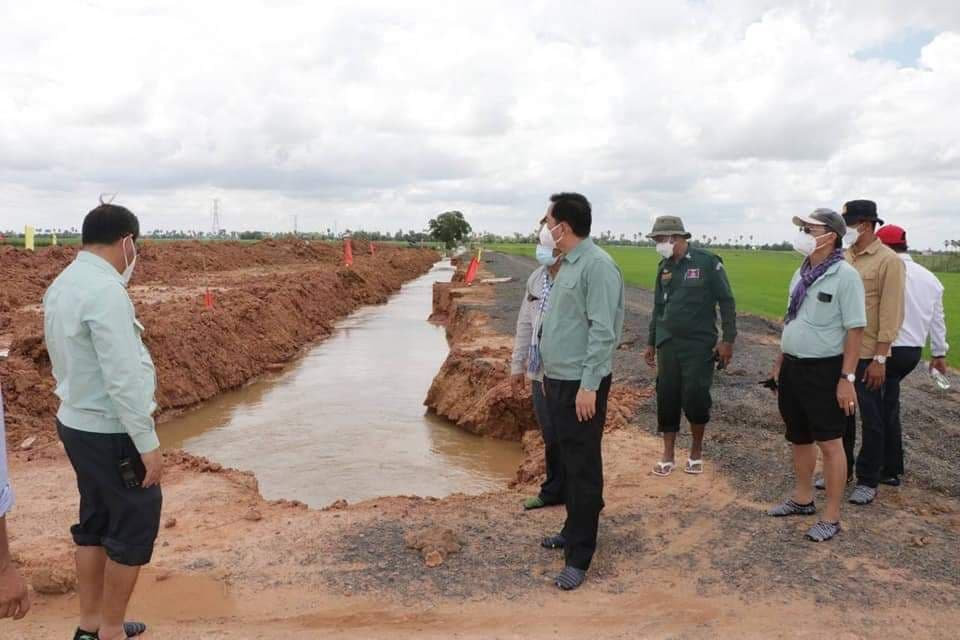 អភិបាលខេត្តកំពង់ចាម បញ្ជារឲ្យអាជ្ញាធរមូលដ្ឋាន សហការជាមួយមន្ត្រីជំនាញ យកគ្រឿងចក្រកាយដាក់លូរំដោះទឹកចេញ ដើម្បីបញ្ចៀសការលិចលង់លំនៅដ្ឋានប្រជាពលរដ្ឋ