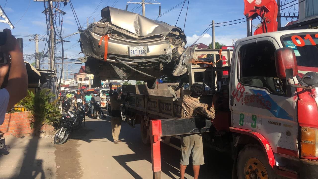 បុរសម្នាក់ បើករថយន្ត Prius មួយគ្រឿង បុករះចូលផ្ទះប្រជាពលរដ្ឋ បណ្ដាលឱ្យបុរសម្នាក់រងរបួសធ្ងន់