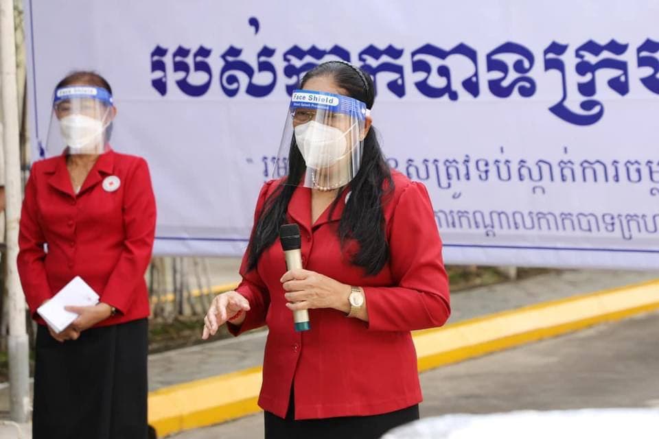 កាកបាទក្រហមកម្ពុជា បានផ្តល់អំណោយជួយសម្រាលការលំបាកដល់គ្រួសារក្រខ្សត់ ហើយមានជំងឺមិនអាចប្រកបមុខរបរបានចំនួន ១៧គ្រួសារ រស់នៅរាជធានីភ្នំពេញ