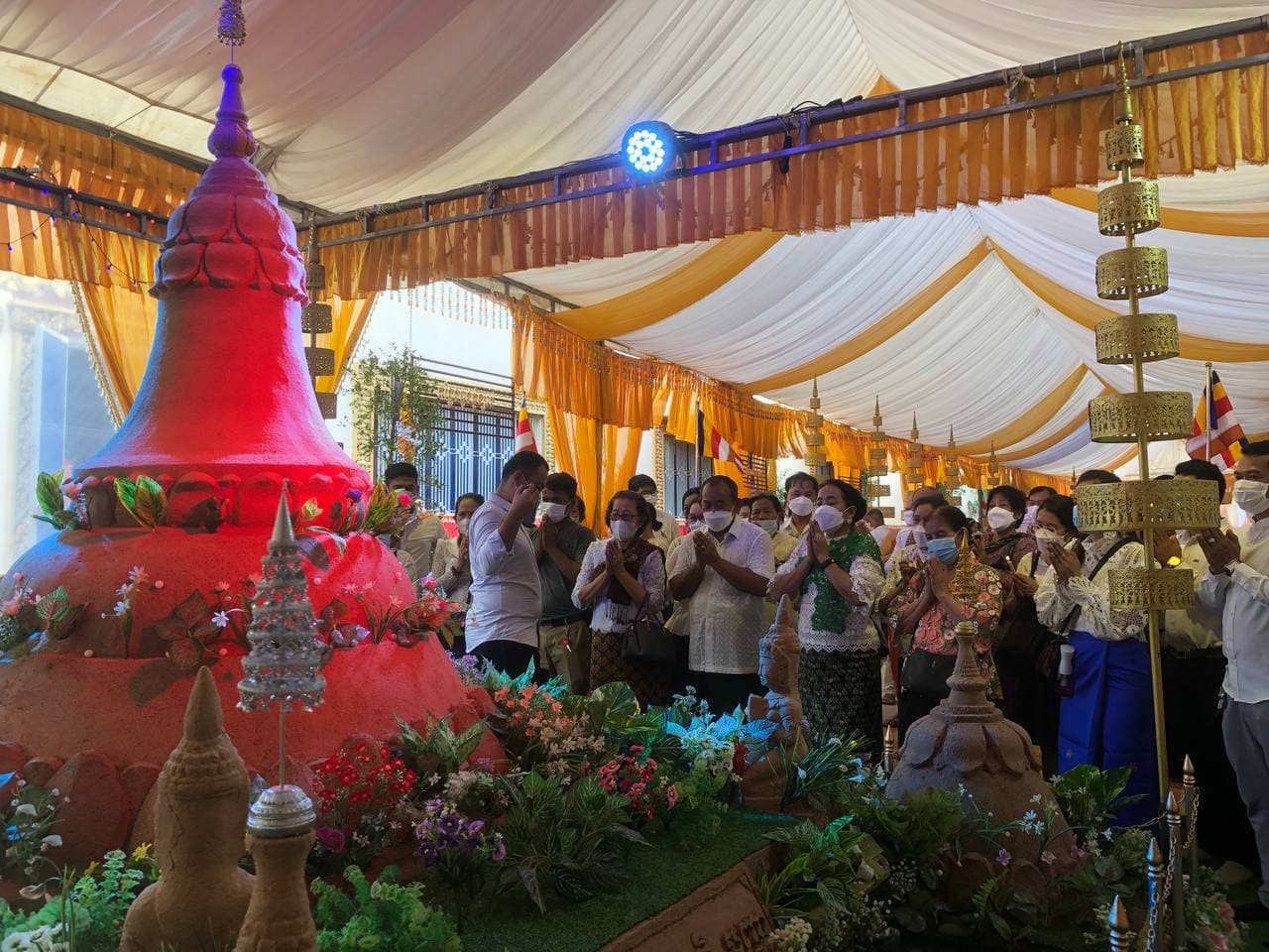 ពិធីបុណ្យភ្ជំបិណ្ឌ នៅភ្នំពេញឆ្នាំនេះ ក្រោមការការពារទប់ស្កាត់ជំងឺកូវីដ-១៩ដ៏តឹងរឹង និងសន្តិសុខល្អ, ថ្ងៃទី២២ កញ្ញា ឬបិណ្ឌទី១នេះ មានពុទ្ធបរិស័ទយ៉ាងច្រើន យកចង្ហាន់ទៅប្រគេនព្រះសង្ឃនៅតាមវត្តអារមនានា