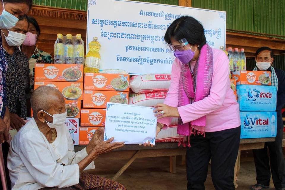 អំណោយសម្ដេចតេជោ ហ៊ុន សែន នាយករដ្ឋមន្រ្តី ប្រគល់ជូន លោកតា និងលោកយាយ វ័យ ១០០ឆ្នាំឡើង ស្មគ្រចិត្តចាក់វ៉ាក់សាំងការពារជំងឺកូវីដ១៩ត្រូវបានប្រគល់ជូនតាមរយៈលោក ជំទាវ ឳ វណ្ណឌីន