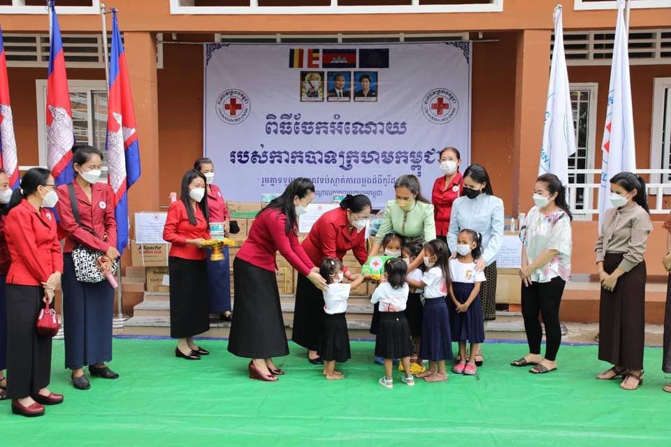 យុវនារី-កុមារី និងបុគ្គលិក នៃអង្គការអាហ្វេស៊ីបកម្ពុជា សម្តែងនូវការដឹងគុណយ៉ាងជ្រាលជ្រៅចំពោះ សម្តេចកិត្តិព្រឹទ្ធបណ្ឌិត ប៊ុន រ៉ានី ដែលតែងតែគិតគូរ និងលេីកទឹកចិត្តជាបន្តបន្ទាប់