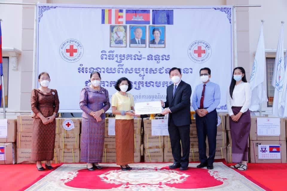 កាកបាទក្រហមកម្ពុជា ផ្តល់ម៉ាស់ ៣០កេស, ជែល(ដប) ៩០កេស, ជែល(ថង់) ៣០កេស ជូនដល់មន្ទីរពេទ្យចំនួន ២ ក្នុងរាជធានីភ្នំពេញ
