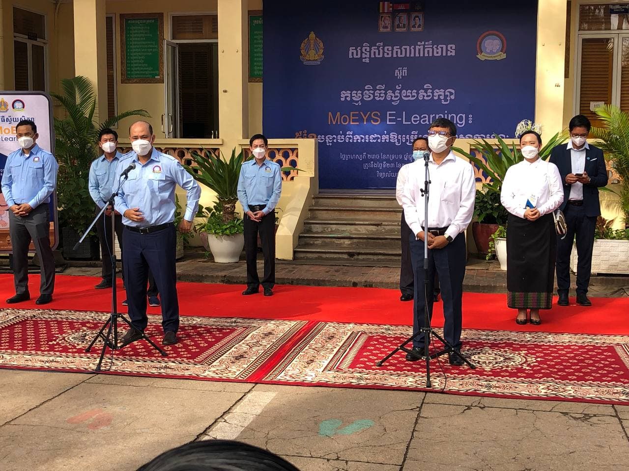 ឯកឧត្តម ហង់ជួន ណារ៉ុន បញ្ជាក់ថា ២ឆ្នាំបន្ទាប់ពីកូវីដ វាយលុកកម្ពុជា បានប្រែក្លាយវិបត្តិទៅជាឱកាស ក្នុងការលើកកម្ពស់ការអប់រំតាមបែបឌីជីថល និងបំណិនសតវត្សទី២១ ដល់គ្រូបង្រៀន