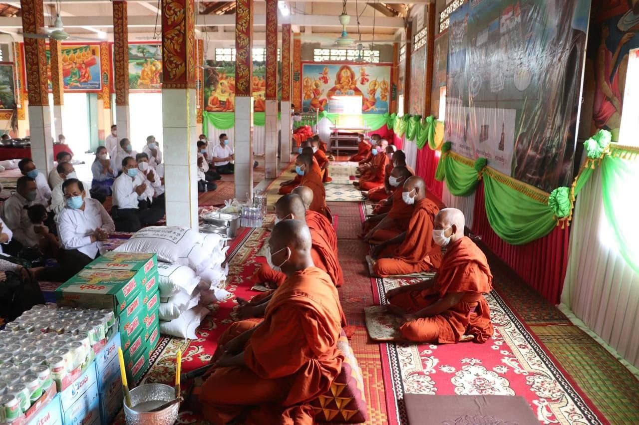ថ្នាក់ដឹកនាំ និងនាយទាហាន ពលទាហាន នៃបញ្ជាការដ្ឋាន តំបន់ប្រតិបត្តិការសឹករងខេត្តកំពង់ធំ ចូលរួមកាន់បិណ្ឌវេនទី២ នៅវត្តពាមមេត្រី