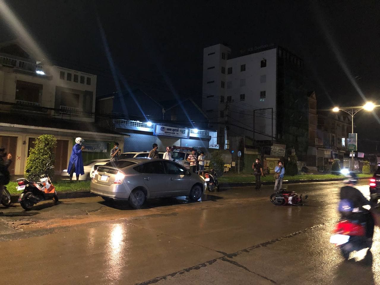 រថយន្ត Prius បុកម៉ូតូClickនៅផ្លូវ២១៧(ចំការដូង)បណ្ដាលឲ្យបុរសម្នាក់របួសធ្ងន់