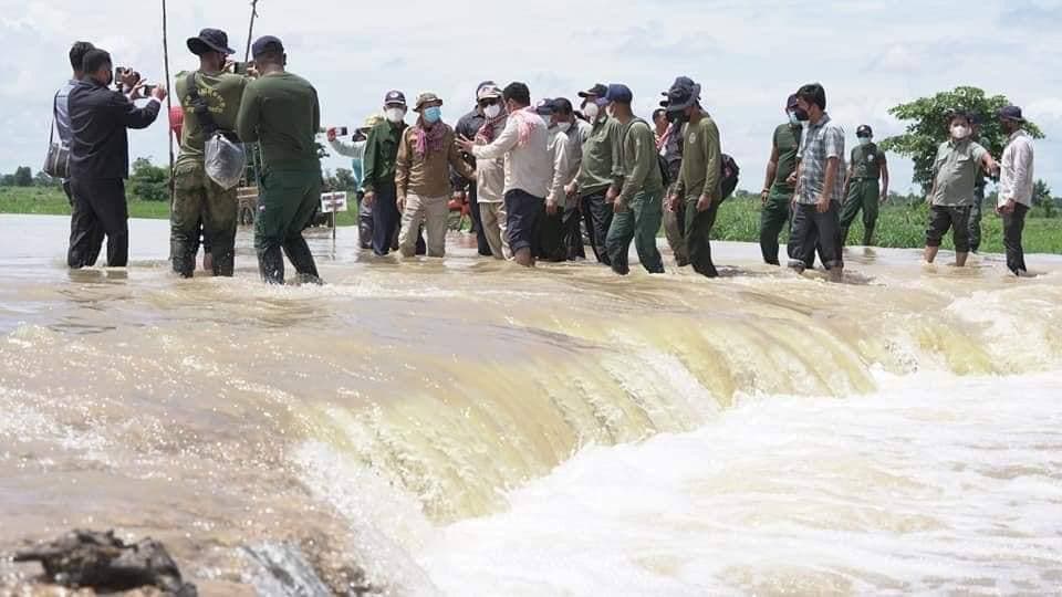 ក្រុមការងារ ពន្លឿនស្ដារឡើងវិញ រាល់ហេដ្ឋារចនាសម្ព័ន្ធ ក្រោយស្ថានភាពជំនន់ទឹកភ្លៀង នៅបឹងជង្រុកស្រុកម៉ាឡៃ