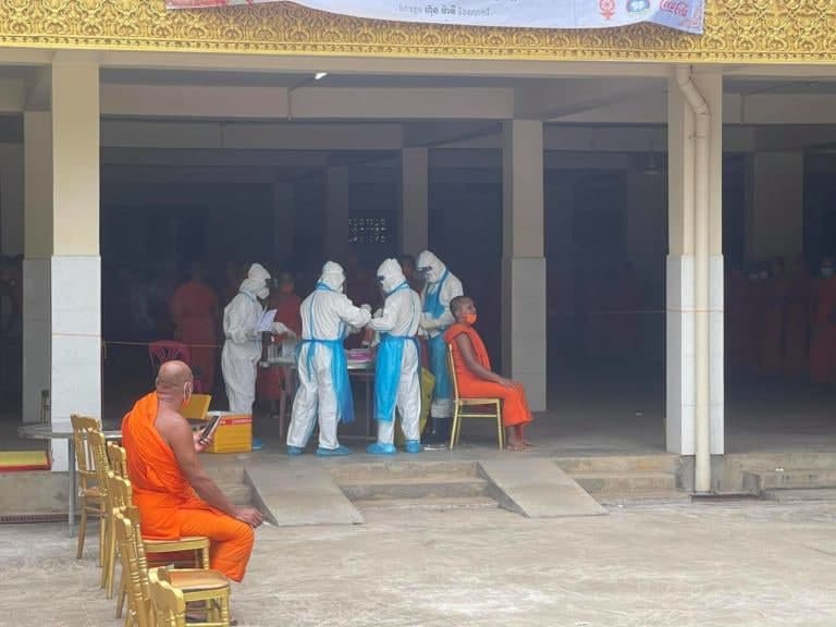 ព្រះសង្ឃ និងអ្នកស្នាក់នៅក្នុងវត្ត ទូទាំងរាជធានីភ្នំពេញ ត្រូវបានក្រុមគ្រូពេទ្យស្ម័គ្រចិត្តសម្តេចតេជោ ចុះយកសំណាកបាន ៥០%ហើយគឹតត្រឹមព្រឹកថ្ងៃទី២៤ ខែកញ្ញា ឆ្នាំ២០២១នេះ