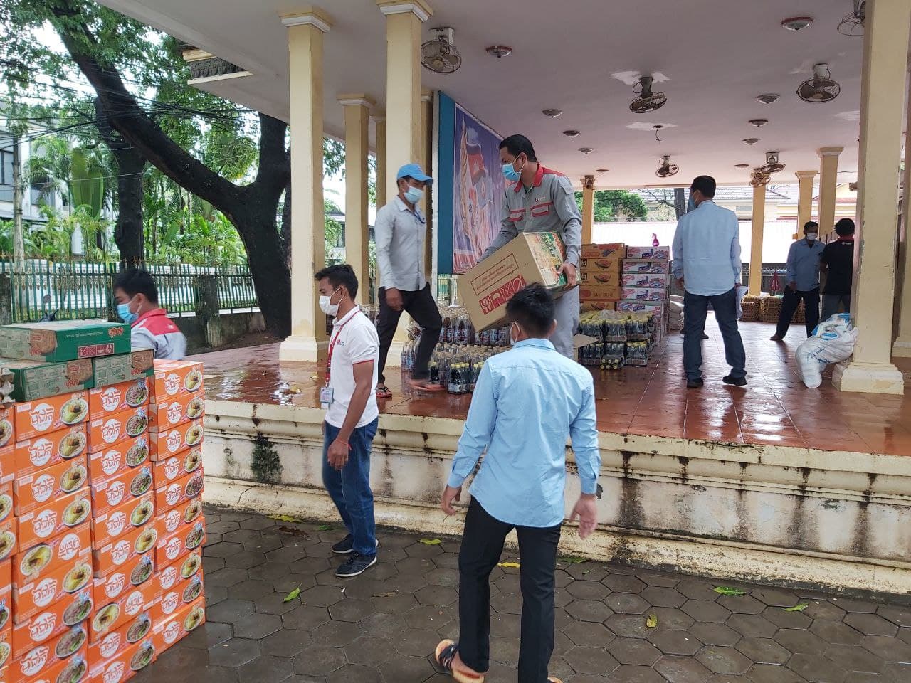 រដ្ឋបាលខេត្តសៀមរាប ផ្តល់ស្បៀងដល់គ្រួសារ ក្រ១, ក្រ២ ស្ថិតនៅតំបន់ក្រហម
