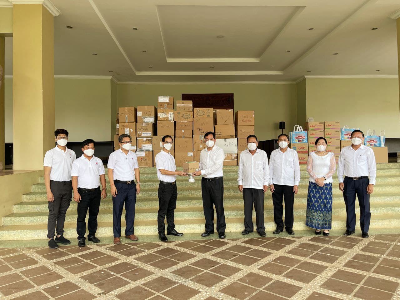 អភិបាលខេត្តកំពង់ចាម អញ្ជើញទទួលអំណោយរបស់ ឯកឧត្តមបណ្ឌិត ហ៊ុន ម៉ាណែត និងលោកជំទាវ ពេជ្រ ចន្ទមុន្នី រួមនឹងសប្បុរស ជូនដល់គណៈកម្មការខេត្តប្រយុទ្ធប្រឆាំងនឹងជំងឺកូវី-១៩