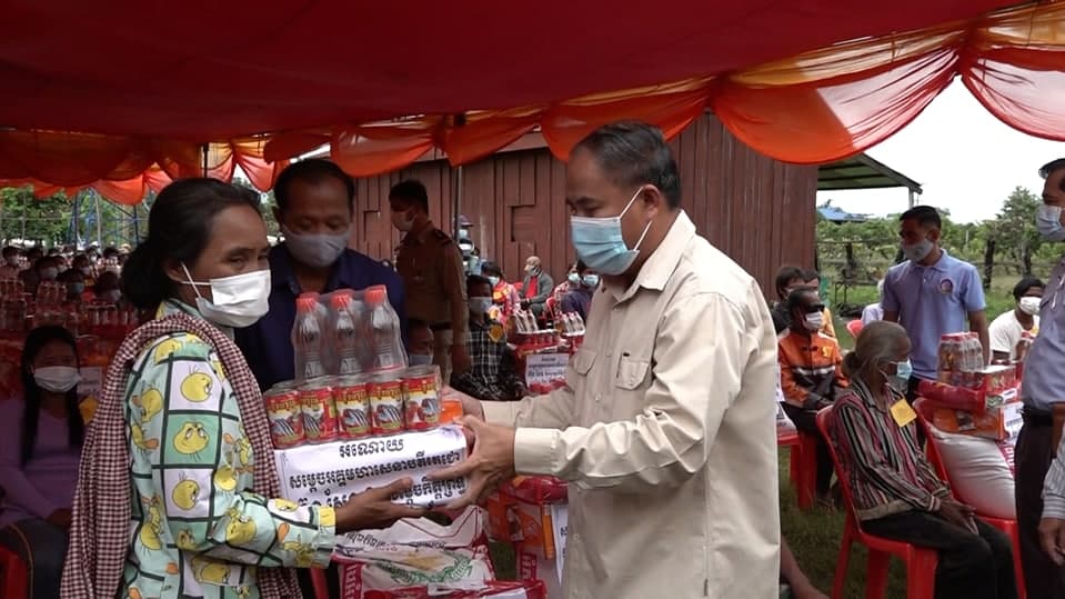អភិបាលខេត្តស្ទឹងត្រែង នាំយកអំណោយរាជរដ្ឋាភិបាល ផ្តល់ជូនប្រជាពលរដ្ឋក្រីក្រ និងងាយរងគ្រោះ ជាង ២០០គ្រួសារ នៅក្នុងស្រុកដាច់ស្រយាលមួយ ជាប់ព្រំដែនឡាវ