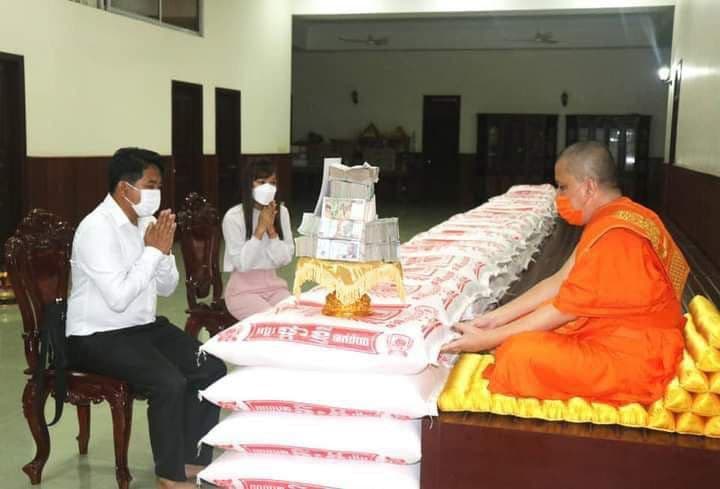 ឯកឧត្តមបណ្ឌិត ហ៊ឺ វីរៈ និងលោកជំទាវ យី សុភា បរិច្ចាគអង្ករ ១០០តោនជាទានសប្បុរសដល់បណ្តាវត្តដែលខ្វះខាតក្នុងបរិបទកូវីដ-១៩
