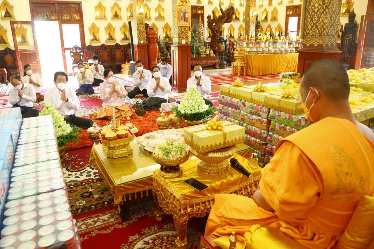 សម្តេចអគ្គមហាពញាចក្រី ហេង សំរិន និងសម្តេចធម្មវិសុទ្ធវង្សា សៅ ទី ចាត់តំណាងនាំយកទេយ្យទៀន ប្រគេនដល់ព្រះសង្ឃក្នុងវត្តប្រជុំនទី ហៅវត្តក្រពើហា
