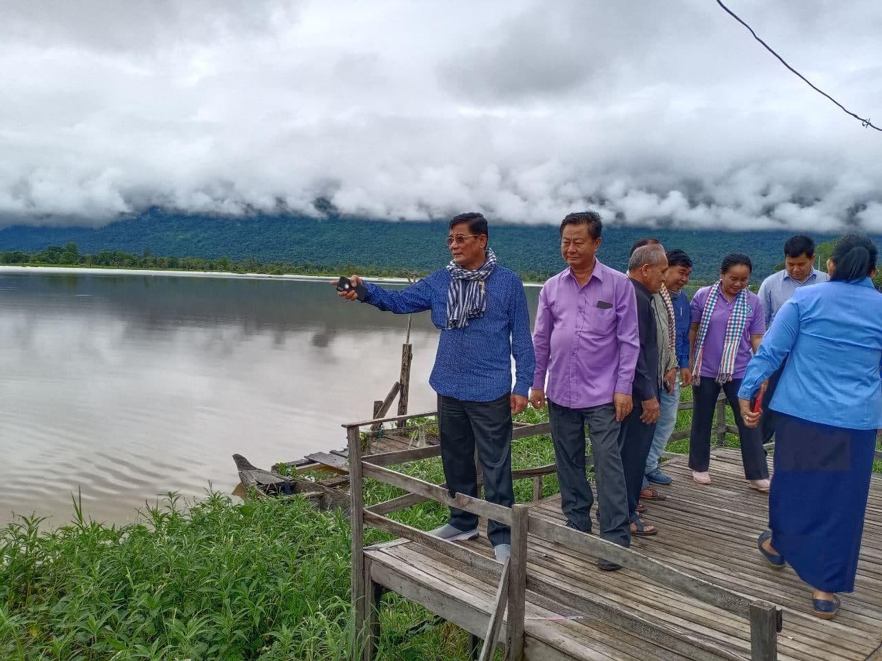 អាជ្ញាធរខេត្តព្រះវិហារ អំពាវនាវដល់ប្រជាពលរដ្ឋ ដែលរស់នៅតាមដងស្ទឹងសែន មាត់ទន្លេមេគង្គ និងតំបន់ងាយរងគ្រោះនានាទៀត ត្រូវបង្កើនការប្រុងប្រយ័ត្នខ្ពស់ គ្រាដែលភ្លៀងនៅតែបន្តធ្លាក់ អាចបង្ករជាគ្រោះមហន្តរាយទឹកជំនន់ !