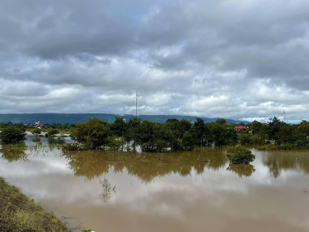 ថ្ងៃនេះ កម្ពស់ទឹកស្ទឹងសែន ខេត្តព្រះវិហារឡើងលើស កម្រិតប្រកាសអាសន្ន