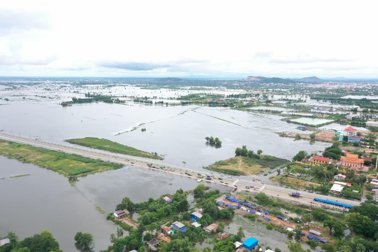 ជំនន់ទឹកភ្លៀង និងទឺកហូរធ្លាក់ពីប្រទេសថៃ កំពុងគំរាមកំហែងស្រុកមួយចំនួនក្នុងខេត្តបន្ទាយមានជ័យ និងជន់លិចផ្ទះប្រជាពលរដ្ឋជាង ៣០០គ្រួសារ
