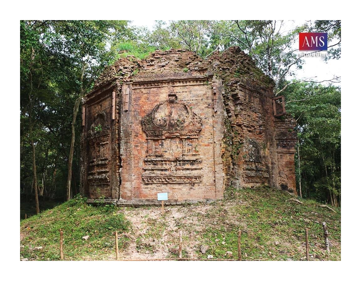 ក្រុមប្រាសាទរាងប្រាំបីជ្រុង គឺជាស្ថាបត្យកម្មប្រាសាទដ៏កម្រនៅក្នុងសិល្បៈខ្មែរ ដែលលេច រូបរាងឡើងនៅរវាងផ្នែកទី១ នៃស.វ.ទី៧ នៅតំបន់ប្រាសាទសំបូរព្រៃគុក ខេត្តកំពង់ធំ និងពុំមាននៅតំបន់ណាផ្សេងទៀតឡើយ