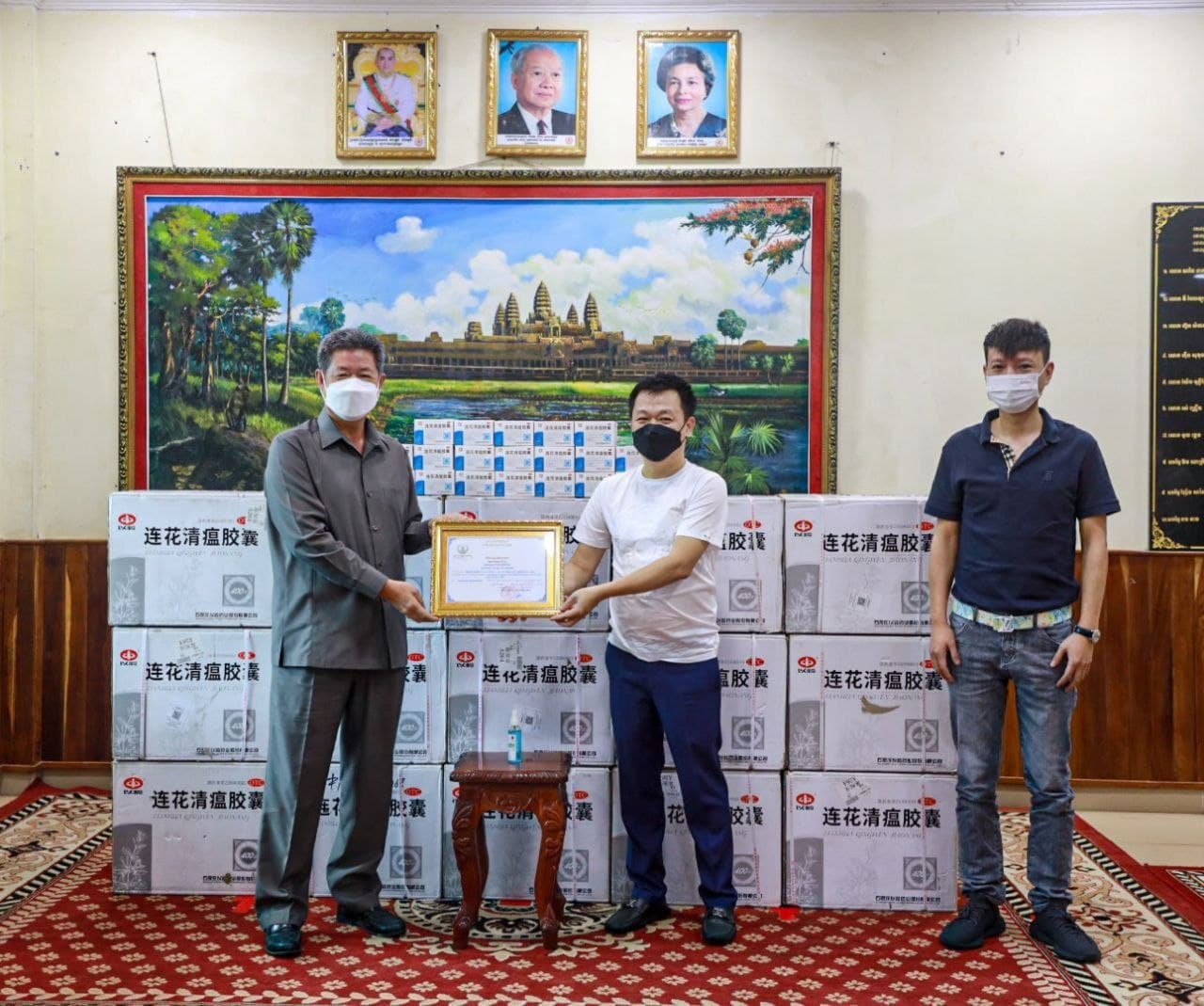 លោកឧកញ៉ា តាំង គួង និងលោកជំទាវ បានឧបត្ថម្ភឱសថ បុរាណ ចិន ចំនួន ៦,០០០ ប្រអប់ ជូនរដ្ឋបាលខេត្តព្រះសីហនុ