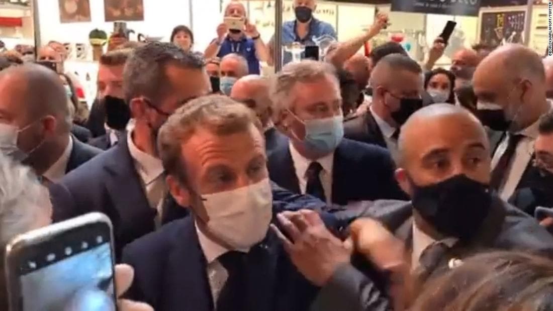 ប្រធានាធិបតីបារាំង Emmanuel Macron ត្រូវបានប្រជាពលរដ្ឋគប់ពងមាន់ដាក់ពេលកំពុងចូលរួមព្រឹត្តិការណ៍មួយនៅទីក្រុងលីយ៉ុង