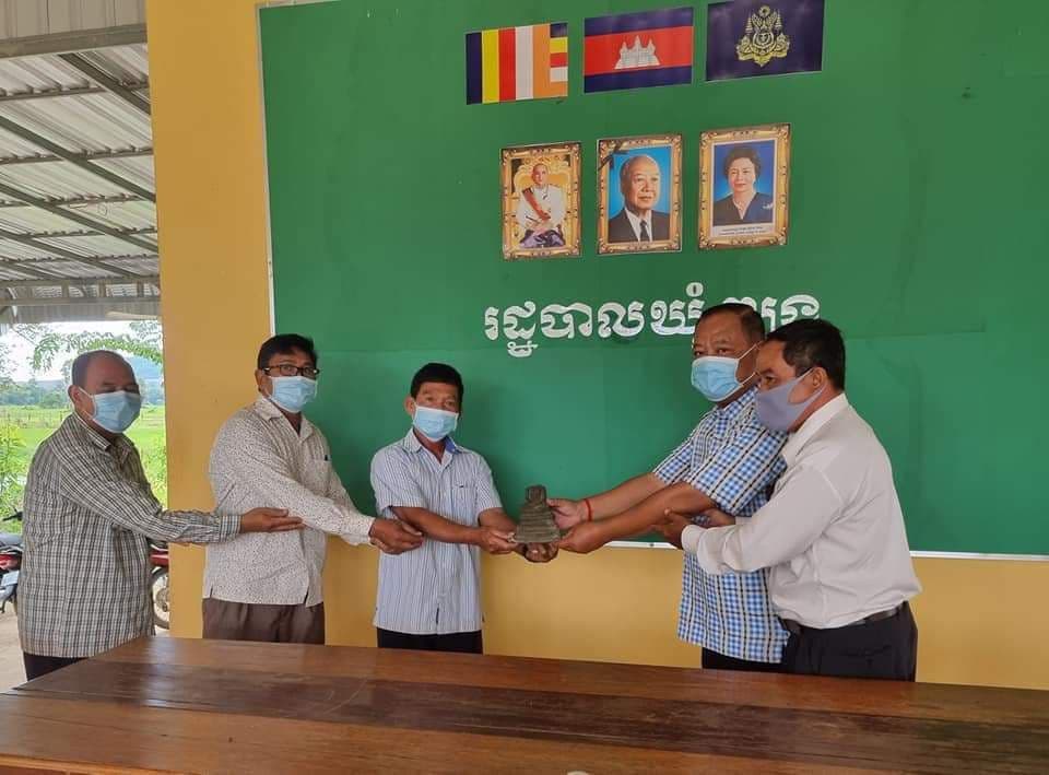 លោកមេឃុំពង្រ យកបដិមាធ្វើអំពីលោហៈ ប្រគល់ជូនមន្ទីរវប្បធម៌ និងវិចិត្រសិល្បៈ ខេត្តកំពង់ឆ្នាំង