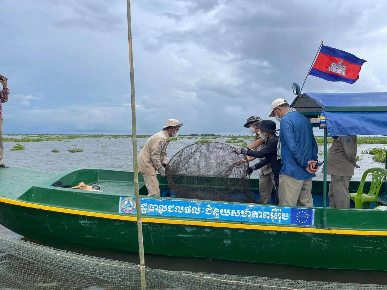 លោក ងិន ហ៊ុន ប្រធានមន្ទីរកសិកម្មរុក្ខាប្រមាញ់ និងនេសាទ ខេត្តកំពង់ឆ្នាំង បានដឹកនាំក្រុមការងារចុះបង្ក្រាបបទល្មើសនេសាទ របាំងសាច់អួនចំនួន ៧កន្លែង ក្នុងស្រុកកំពង់លែង និងស្រុកបរិបូណ៌