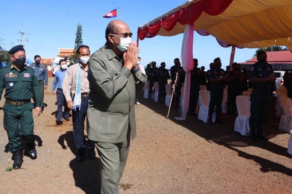 មន្ត្រីជាន់ខ្ពស់ក្រសួងមហាផ្ទៃ ចុះសួរសុខទុក្ខ និងនាំយកអំណោយជូន កងកម្លាំងការពារព្រំដែនកម្ពុជា-វៀតណាម